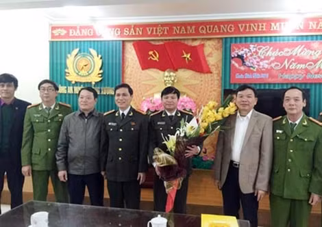 Đại tá, Dương Văn Tiến, Phó giám đốc, Thủ trưởng Cơ quan An ninh điều tra Công an tỉnh thưởng nóng cho Ban chuyên án số tiền 10 triệu đồng.