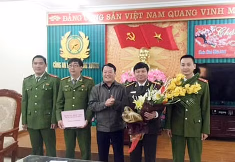 Đồng chí Nguyễn Văn Chính, Tỉnh ủy viên, Bí thư Huyện ủy Quảng Xương đã thưởng nóng cho Ban chuyên án số tiền 20 triệu đồng.