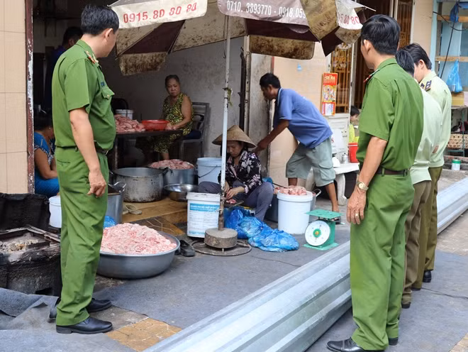 Các cơ quan chức năng phát hiện, lập biên bản cơ sở chế biến mỡ heo không rõ nguồn gốc, xuất xứ tại phường An Khánh, quận Ninh Kiều (Cần Thơ)