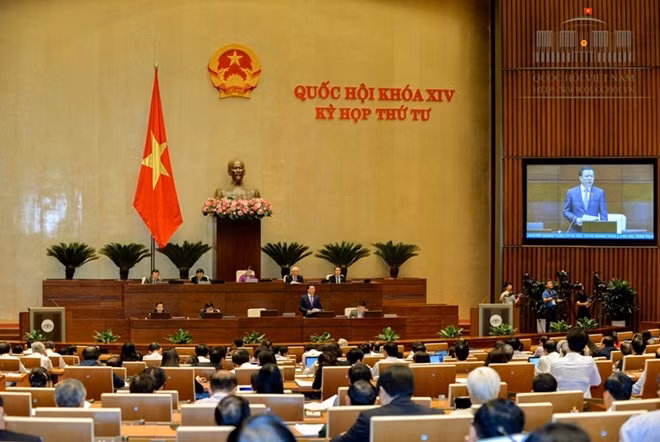 Phiên chất vấn đầu tiên diễn ra sôi nổi với tranh luận của nhiều ĐB