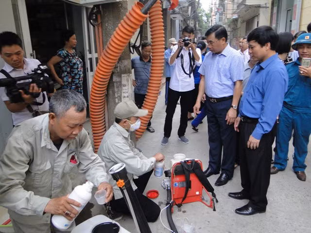 Lãnh đạo Hà Nội kiểm tra công tác phòng chống sốt xuất huyết trên địa bàn quận Hà Đông
