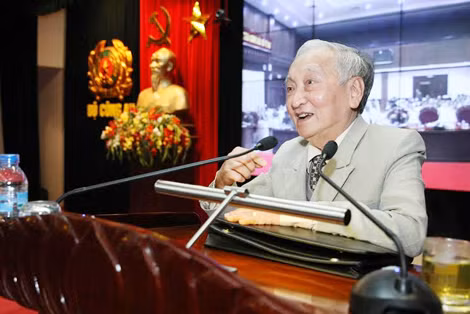 GS.TS, Nhà giáo nhân dân Trần Văn Bính, Phó Chủ nhiệm Hội đồng tư vấn về Văn hóa, Ủy ban Trung ương Mặt trận Tổ quốc Việt Nam truyền đạt Chuyên đề tại Hội nghị.