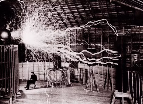 Nikola Tesla nổi tiếng với những phát minh trong phòng thí nghiệm điện ở Colorado Springs, Mỹ. (Ảnh chụp tháng 12/1899).