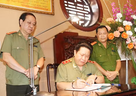 Thứ trưởng Bùi Văn Thành ghi sổ cảm tưởng tại Nhà tưởng niệm Chủ tịch Hồ Chí Minh trong Công an TP Cần Thơ.