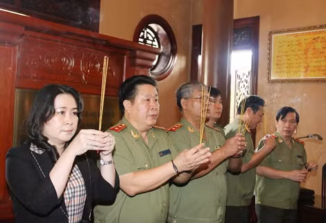 Thứ trưởng Bùi Văn Thành cùng các đại biểu dâng hương tưởng niệm Chủ tịch Hồ Chí Minh.