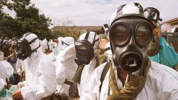Các nhân viên y tế trong đợt dịch do virus Nipah gây ra tại Malaysia năm 1999. Ảnh: The Sun.