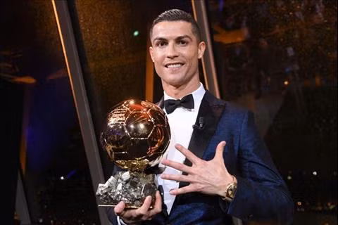 Cristiano Ronaldo (1985 - Ất Sửu) là siêu sao bóng đá người Bồ Đào Nha. Được mệnh danh là một trong những cầu thủ vĩ đại nhất mọi thời đại, Ronaldo đã 4 lần giành giải "Chiếc giày vàng" châu Âu và 31 danh hiệu trong sự nghiệp.