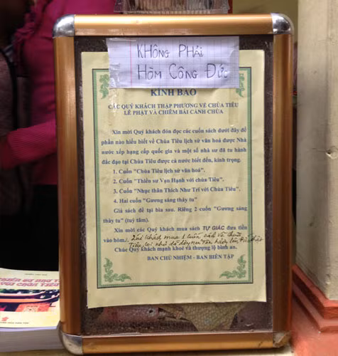 Nhắc khách “không phải hòm công đức” ở chùa Tiêu.