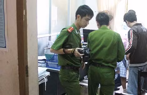 Lực lượng Công an khám nghiệm hiện trường vụ trộm.