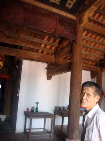 Ông Lộc người trông coi đền Trinh Tiết.
