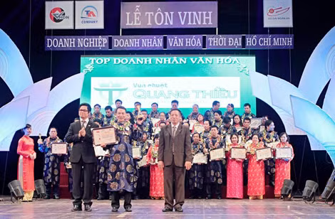 Ông Trần Quang Thiều trong lễ tôn vinh Doanh nhân văn hóa. Ông Trần Quang Thiều trong lễ tôn vinh Doanh nhân văn hóa.
