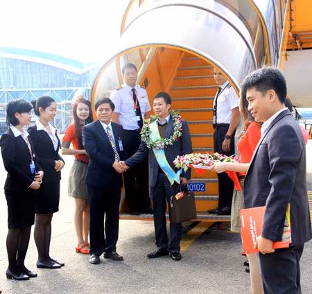 Lãnh đạo UBND TP Đà Nẵng, Cảng Hàng không Đà Nẵng và Vietjet Air chào đón hành khách thứ 5 triệu đến Đà Nẵng.