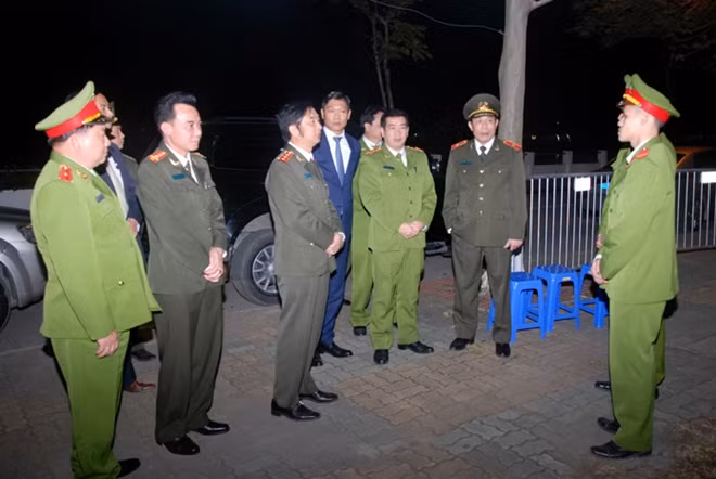 Thứ trưởng Thường trực Đặng Văn Hiếu thăm và kiểm tra mô hình trông xe miễn phí tại Phủ Tây Hồ .
