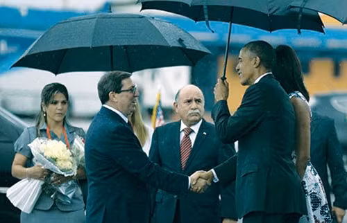 Ngoại trưởng Cuba Bruno Rodríguez Parrilla đón Tổng thống Mỹ Barack Obama và phu nhân tại sân bay quốc tế José Martí.