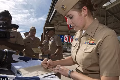 Nữ thủy thủ trên tàu USS Wyoming.