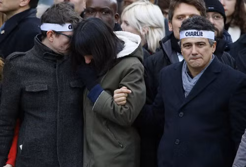 Nhà bình luận của báo Charlie Hebdo Patrick Pelloux (phải) và hoạ sỹ Luz (trái) cùng thân nhân những người thiệt mạng trong loạt vụ tấn công khủng bố tham gia cuộc tuần hành. Nhà bình luận của báo Charlie Hebdo Patrick Pelloux (phải) và hoạ sỹ Luz (trái) cùng thân nhân những người thiệt mạng trong loạt vụ tấn công khủng bố tham gia cuộc tuần hành.