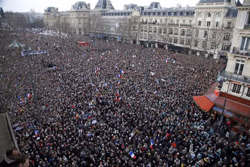 Nhiều địa điểm ở Paris đã trở thành một biển người khi đoàn tuần hành đi qua. Nhiều địa điểm ở Paris đã trở thành một biển người khi đoàn tuần hành đi qua.