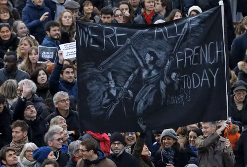 Một biểu ngữ khác với dòng chữ "We're all French today" (Hôm nay, tất cả chúng ta đều là người Pháp) với các hình vẽ cây bút chì với hàm ý về tự do báo chí cũng xuất hiện trong dòng người tham gia cuộc tuần hành. Một biểu ngữ khác với dòng chữ "We're all French today" (Hôm nay, tất cả chúng ta đều là người Pháp) với các hình vẽ cây bút chì với hàm ý về tự do báo chí cũng xuất hiện trong dòng người tham gia cuộc tuần hành.