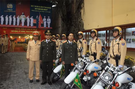 Thượng tướng Đặng Văn Hiếu, Ủy viên Trung ương Đảng, Thứ trưởng Thường trực Bộ Công an kiểm tra công tác ứng trực tại Phòng Cảnh sát giao thông Công an TP Hà Nội.