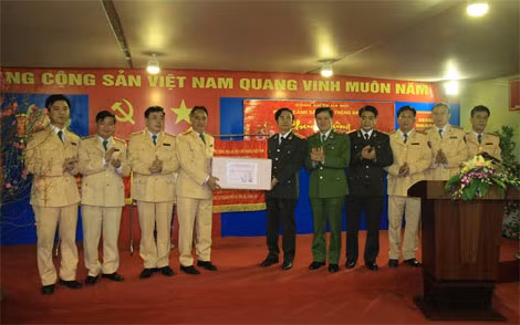 Thượng tướng Đặng Văn Hiếu, Ủy viên Trung ương Đảng, Thứ trưởng Thường trực Bộ Công an trao quà tặng CBCS Phòng Cảnh sát giao thông Công an TP Hà Nội