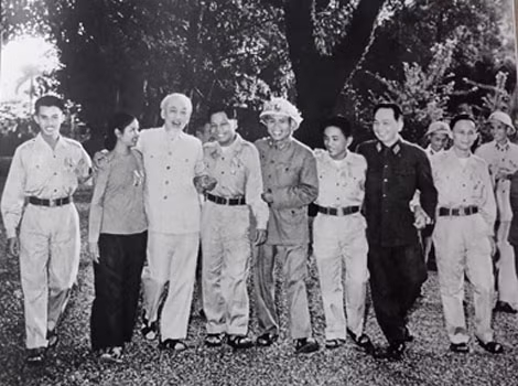Bác Hồ với các anh hùng và chiến sĩ thi đua miền Nam (tháng 11/1965).