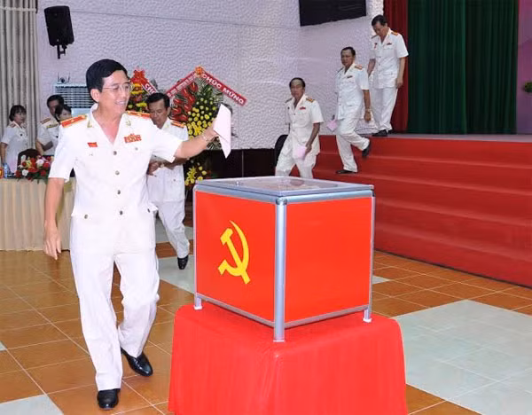 Các đại biểu dự Đại hội, bỏ phiếu bầu Ban chấp hành Đảng bộ lần thứ X, nhiệm kỳ 2015-2020.