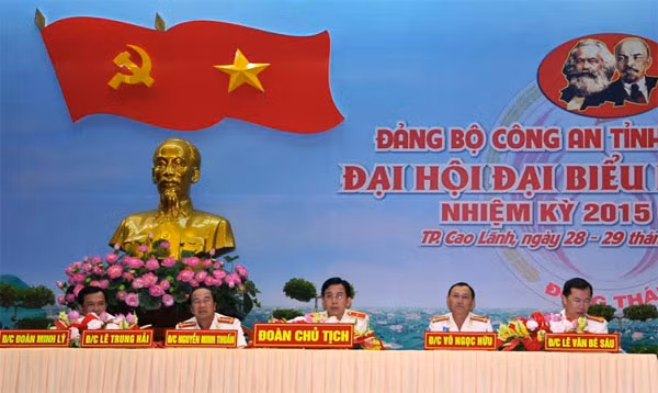 Đoàn Chủ tịch Đại hội đại biểu Công an tỉnh Đồng Tháp.