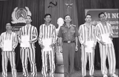 Trại giam Thanh Lâm trao thưởng cho các phạm nhân cải tạo tốt.