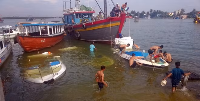 3 ca nô bị chìm khi đang neo đậu trong đêm, không gây thiệt hại về người.