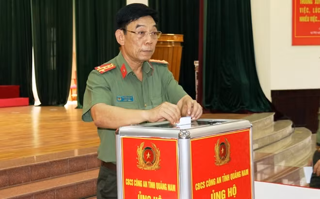 Đại tá Nguyễn Viết Lợi tham gia phong trào ủng hộ đồng bào vùng lũ.