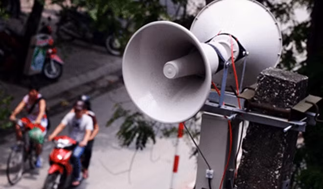 Đài Truyền thanh không dây phường Cẩm Châu bị can nhiễu sóng là do máy phát của Đài Tiếng nói Việt Nam (đặt tại núi Sơn Trà - Đà Nẵng) phát cùng trên tần số 104MHz gây ra.