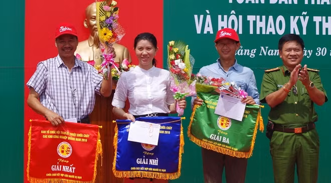 Đại tá Trương Quang Vinh, Phó Giám đốc Công an tỉnh Quảng Nam, trao giải cho các đơn vị xuất sắc tại Hội thao PCCC ở Khu công nghiệp Điện Nam - Điện Ngọc.