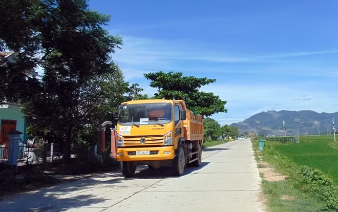Đường ĐT609 đoạn từ cầu Hà Nha lên xã Đại Lãnh mới được hoàn thành và đưa vào sử dụng khoảng 1 năm nay đang chịu sức ép lớn bởi các xe quá tải chở đất sét từ khu vực thôn An Điềm.