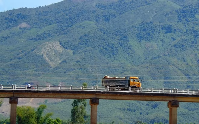 Xe tải chở đất sét đi trên cầu Hà Tân, xã Đại Lãnh, huyện Đại Lộc, Quảng Nam.