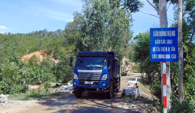 Trên tuyến đường ĐT609 đoạn từ xã Đại Lãnh đi lên xã Đại Hưng có 2 cây cầu bị hỏng, cấm xe tải trên 8 tấn đi qua, song ngày ngày vẫn phải oằn mình để hàng trăm lượt xe chở đất sét quá tải thế này lưu thông.