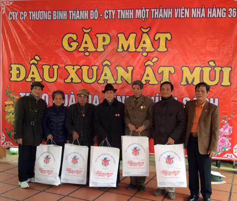 Ông Đỗ Việt Dũng trao quà Tết tặng các gia đình chính sách.