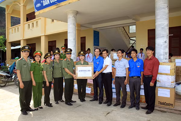 Đại diện Đoàn Thanh niên, Hội Phụ nữ, Công đoàn Tổng cục Chính trị CAND trao quà cho các em học sinh, và hộ gia đình có hoàn cảnh khó khăn.