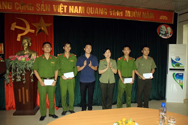 Đại diện Báo CAND và Đoàn từ thiện trao số tiền 8 triệu đồng cho CBCS có hoàn cảnh khó khăn đang công tác tại Công an huyện Nậm Nhùn.