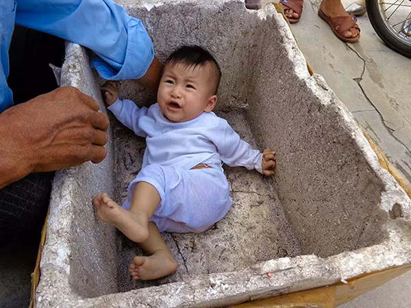 Bé gái đã có được một tổ ấm mới sau khi bị bỏ rơi. Ảnh: Hà Ngọc. Bé gái đã có được một tổ ấm mới sau khi bị bỏ rơi. Ảnh: Hà Ngọc.