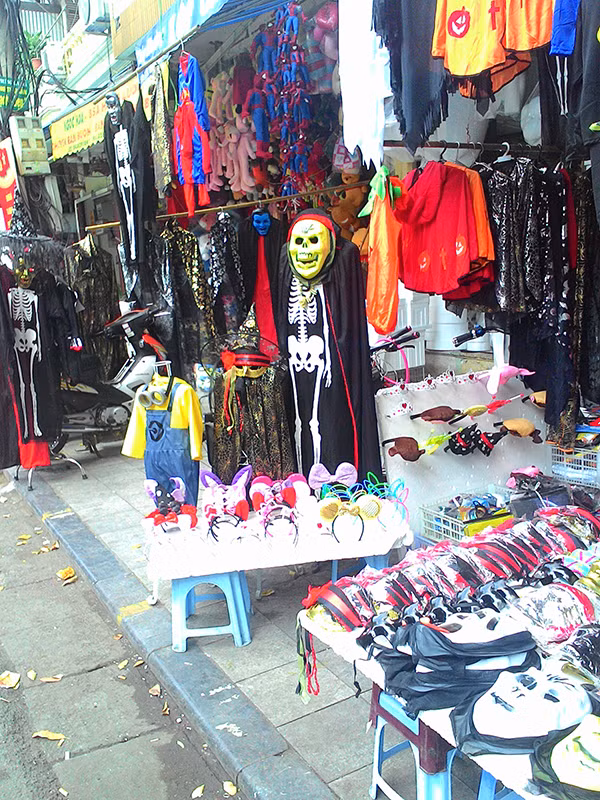 Đồ chơi Halloween trong nước sản xuất đang hút khách.