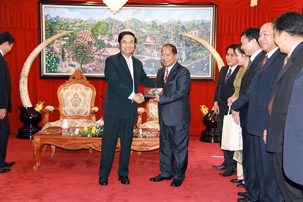 Thứ trưởng Thường trực Đặng Văn Hiếu tặng quà lưu niệm Bộ trưởng Bộ An ninh Lào Sổm-kẹo Sỉ-la-vông.