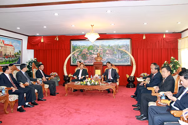 Bộ trưởng Bộ An ninh Lào Sổm–kẹo Sỉ-la-vông tiếp đoàn đại biểu cấp cao Bộ Công an Việt Nam do Thứ trưởng Thường trực Đặng Văn Hiếu làm Trưởng đoàn.