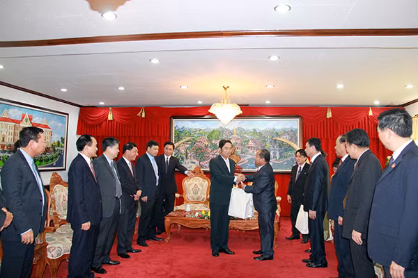 Bộ trưởng Bộ An ninh Lào Sổm-kẹo Sỉ-la-vông tặng quà Đoàn đại biểu cấp cao Bộ Công an Việt Nam.