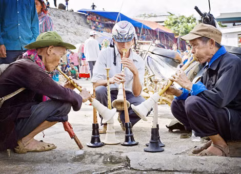 Tiếng khèn văng vẳng chợ phiên.