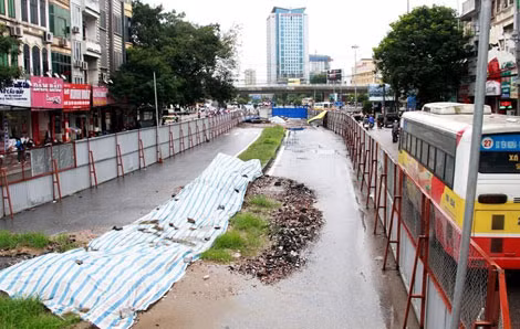 Phía trong hàng rào, phần đường bị lấn chiếm vẫn để trống, chưa có mục đích sử dụng thời gian dài vừa qua.
