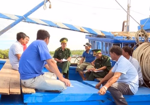 Cán bộ Đồn Biên phòng Thanh Hải sinh hoạt tổ thuyền đoàn kết sản xuất trên biển với ngư dân trước lúc ra khơi.
