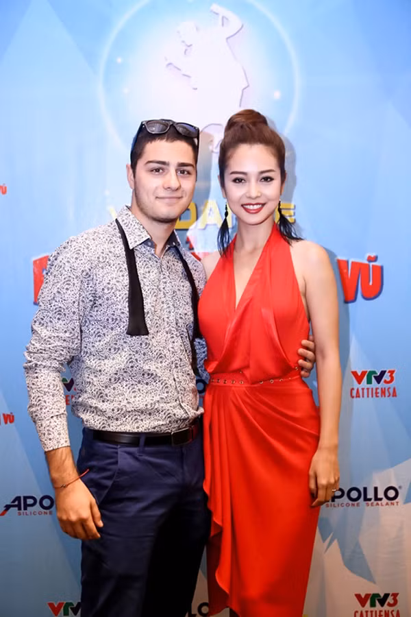 Hoa hậu Jennifer Phạm và vũ công sẽ kèm cặp cô trong cuộc thi.
