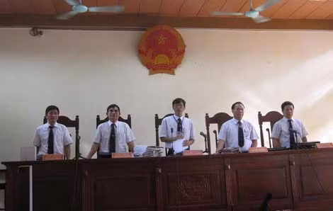 Hội đồng xét xử.