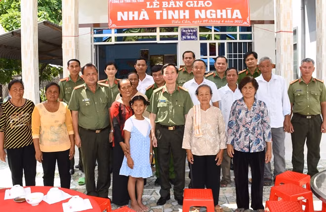 Đại tá Vũ Hoài Bắc cùng đoàn công tác chụp ảnh lưu niệm với gia đình bà Đặng Thị Tươi.