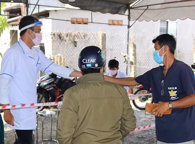Chốt kiểm tra, khai báo y tế ở Trà Vinh.